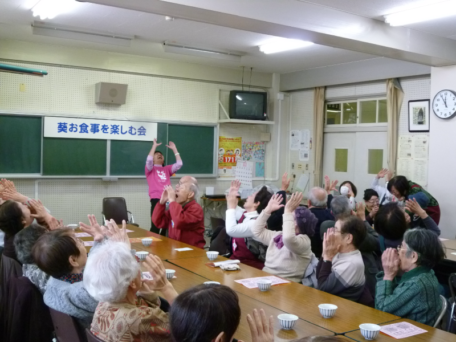 ふれあい給食会のお楽しみ（笑いヨガ）の様子の写真