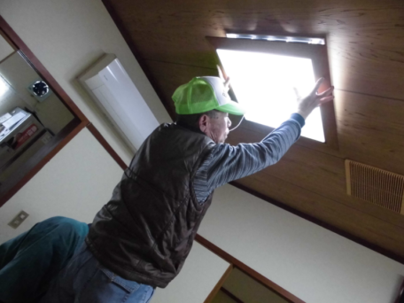 生活支援サービス（電球の取り替え）の様子の写真