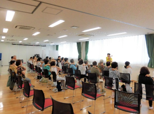 健康体操の様子の写真