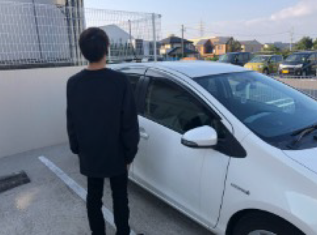 人と自動車の写真