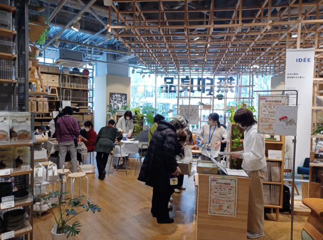 無印良品での「まちなか相談室」の様子の写真