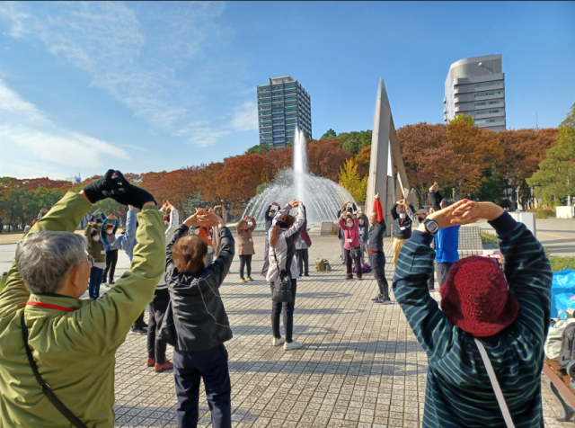 しらかわ公園ウォーキングの様子の写真