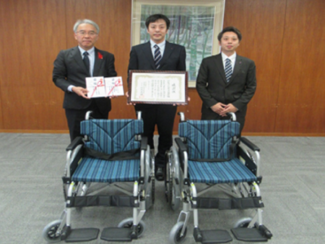 ロジスティード株式会社グループ様、感謝状贈呈の様子