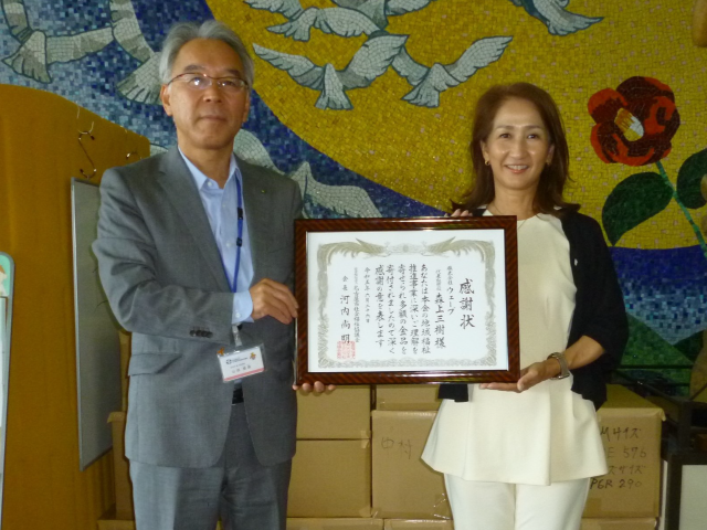 株式会社ウェーブ様、感謝状贈呈の様子