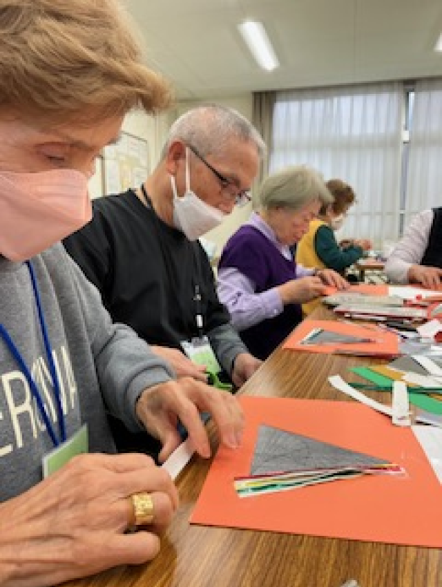 折り紙で作品づくりをする写真