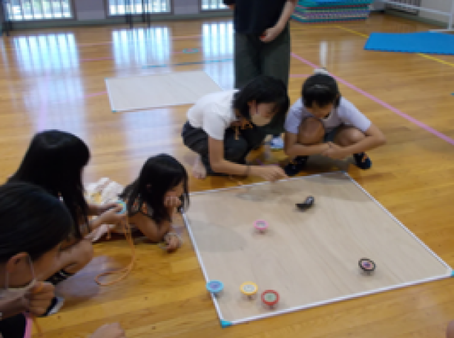 伝承あそび（コマまわし）のイベントの様子の写真
