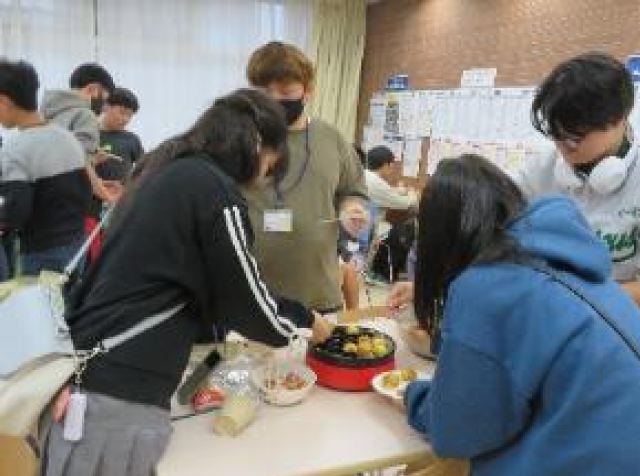 中高生企画のたこ焼きパーティの様子の写真