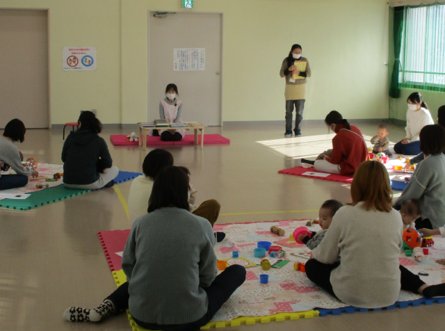 乳幼児の親子向けの交流事業の様子の写真